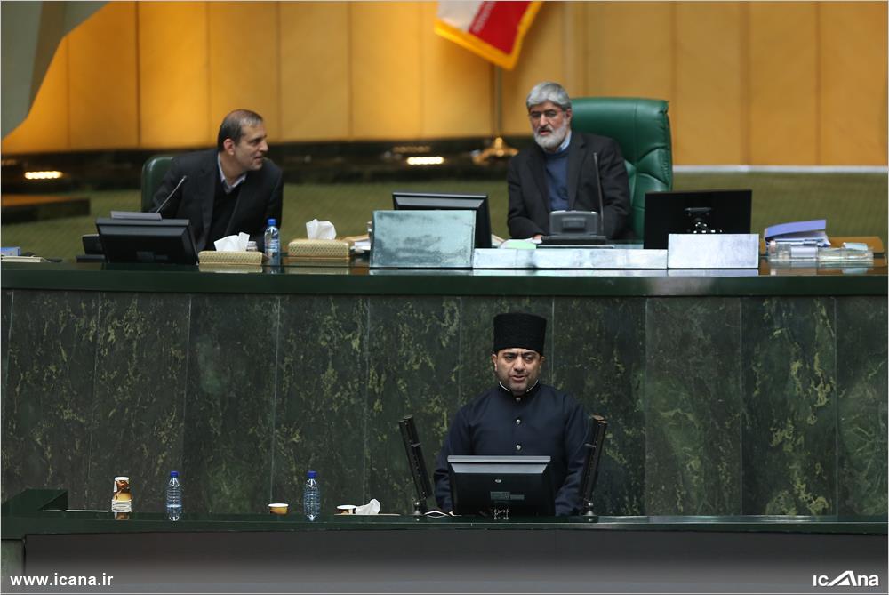 سخنرانی نماینده ارومیه با لباس آذربایجانی در صحن مجلس+عکس