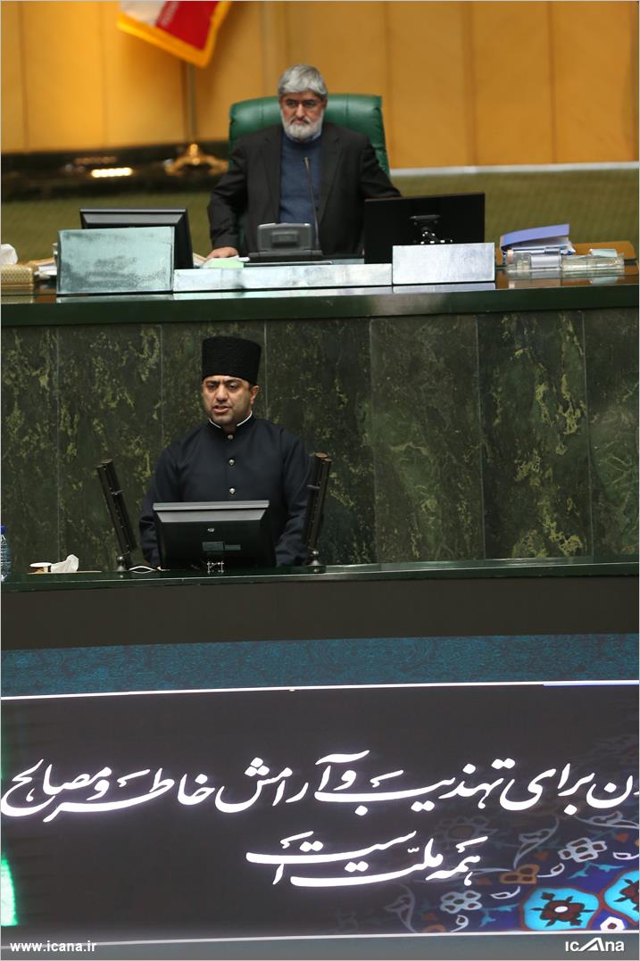 سخنرانی نماینده ارومیه با لباس آذربایجانی در صحن مجلس+عکس