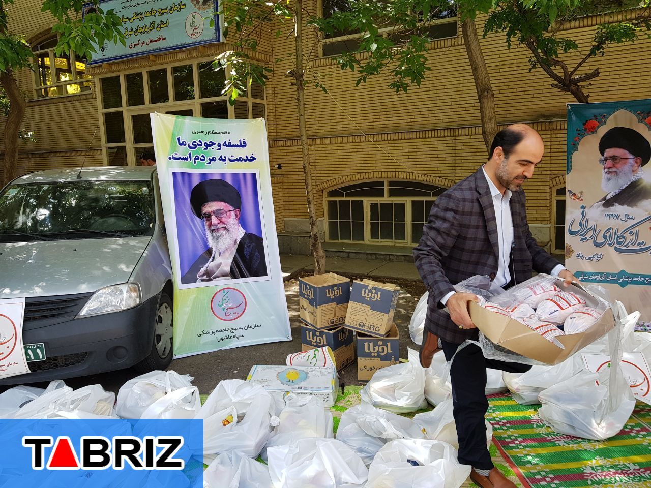 اهدای بسته غذایی به خانواده های نیازمند تبریزی