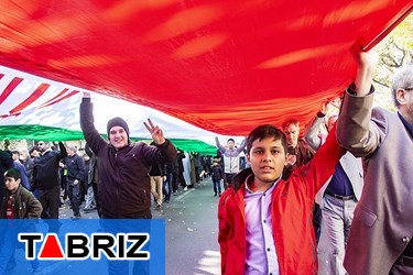 اهتزاز پرچم‌ ملی در حمایت از تیم ملی فوتبال در تبریز
