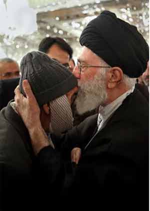 دیدار آقا رجب با رهبر معظم انقلاب اسلامی در حرم