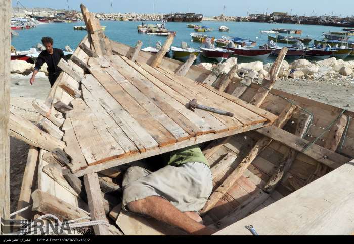 پیرمردی که به تنهایی «بلم» می سازد + تصاویر پیرمردی که به تنهایی «بلم» می سازد + تصاویر