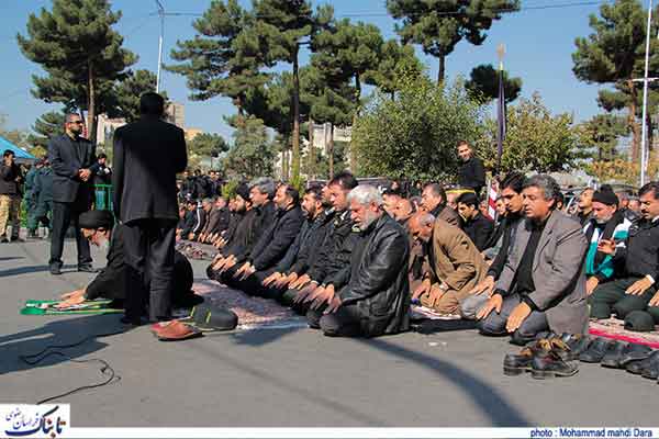 اقامه نماز جماعت ظهر عاشورا در خیابان‌های حریم حرم رضوی