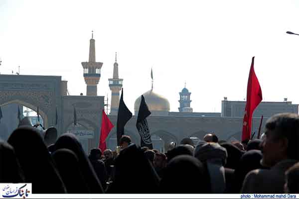 اقامه نماز جماعت ظهر عاشورا در خیابان‌های حریم حرم رضوی