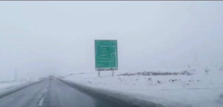 جاده برفی مشهد-نیشابور/ انسداد موقت جاده رباط سفید به علت یخ&zwnj;زدگی