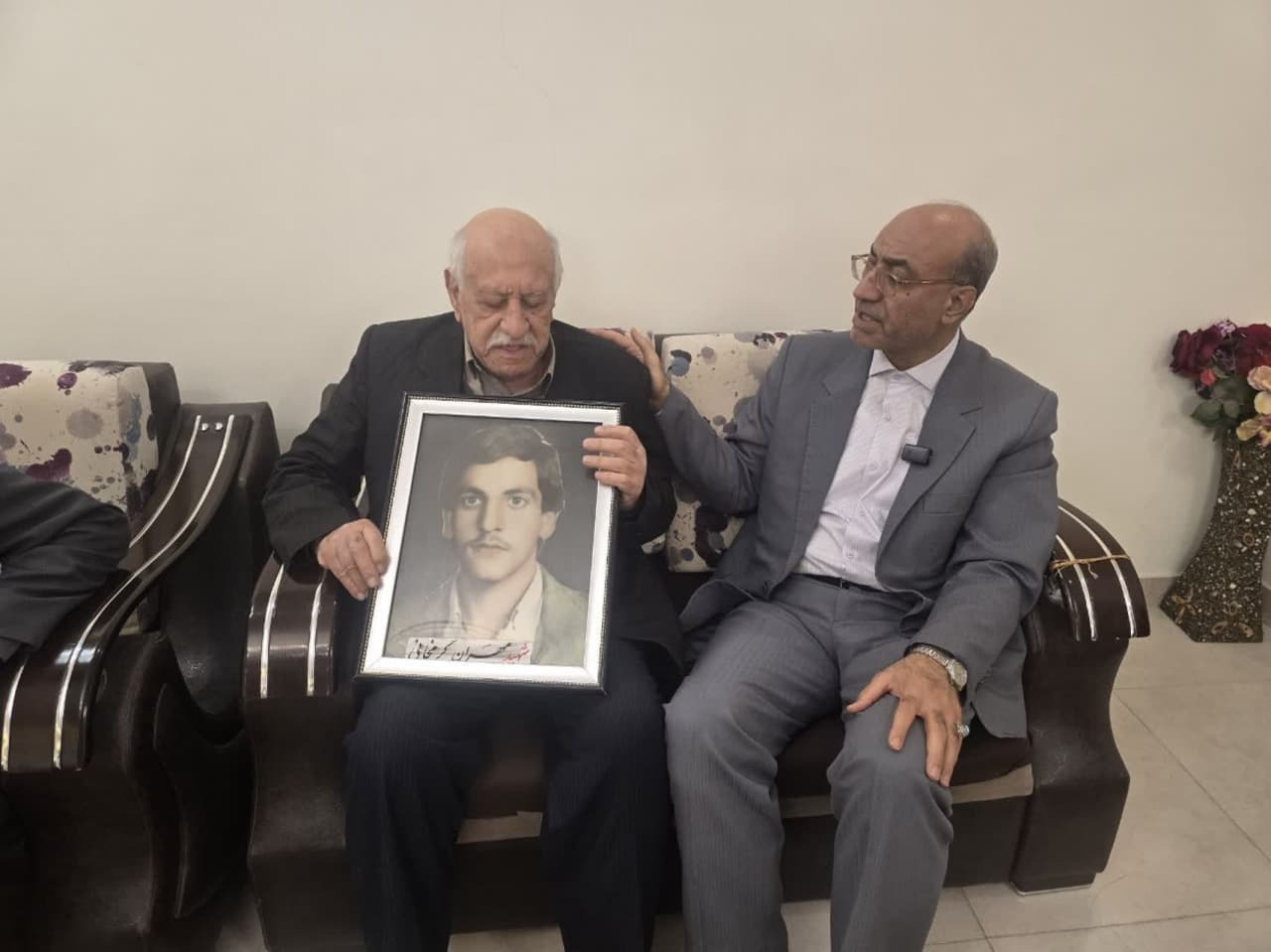 دیدار استاندار کرمانشاه با خانواده شهیدان کرمخانی و پاکیزان دیدار استاندار کرمانشاه با خانواده شهیدان کرمخانی و پاکیزان