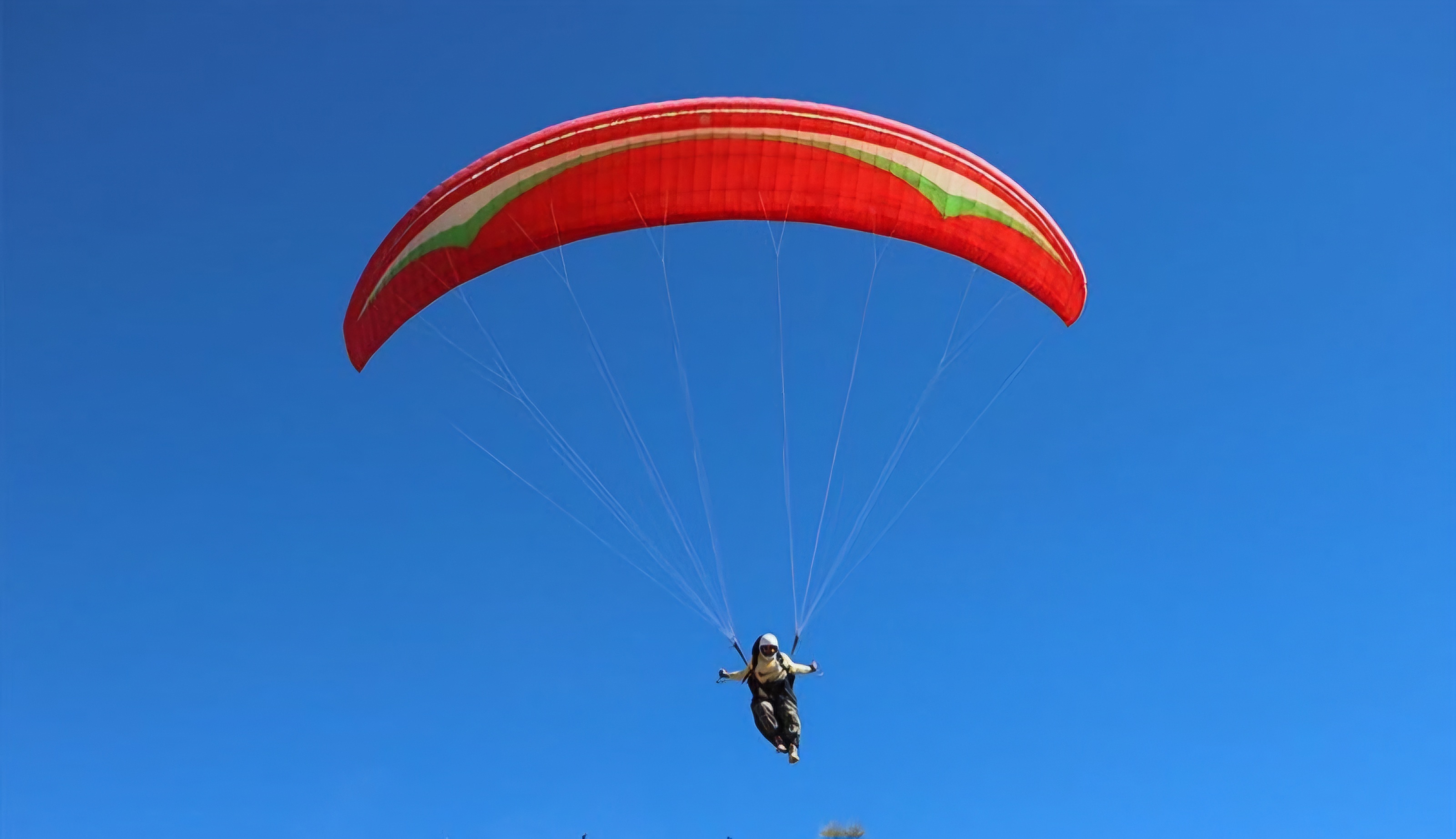 سقوط مرگبار پاراگلایدر در مهارلو فارس؛ یک کشته و یک مصدوم