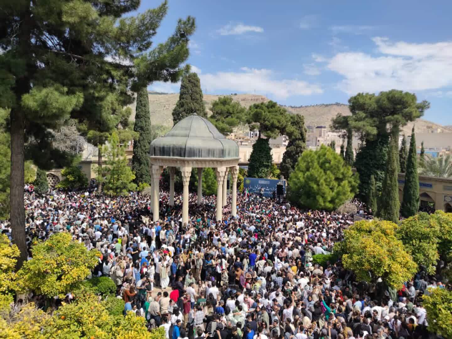 آرامگاه حافظ در صدر پربازدیدترین اماکن تاریخی فارس/۱۱۱ هزار بازدیدکننده تا ابتدای فروردین