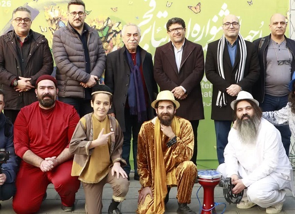 تئاتر خیابانی پلی است میان هنرمند و جامعه تئاتر خیابانی پلی است میان هنرمند و جامعه
