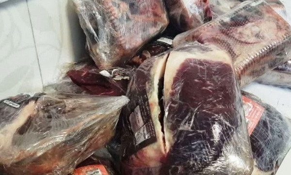 هوشیاری پلیس کازرون مانع از توزیع گوشت‌های فاسد در بازار شد/ کشف ۲ تن مواد اولیه غیربهداشتی سوسیس و کالباس