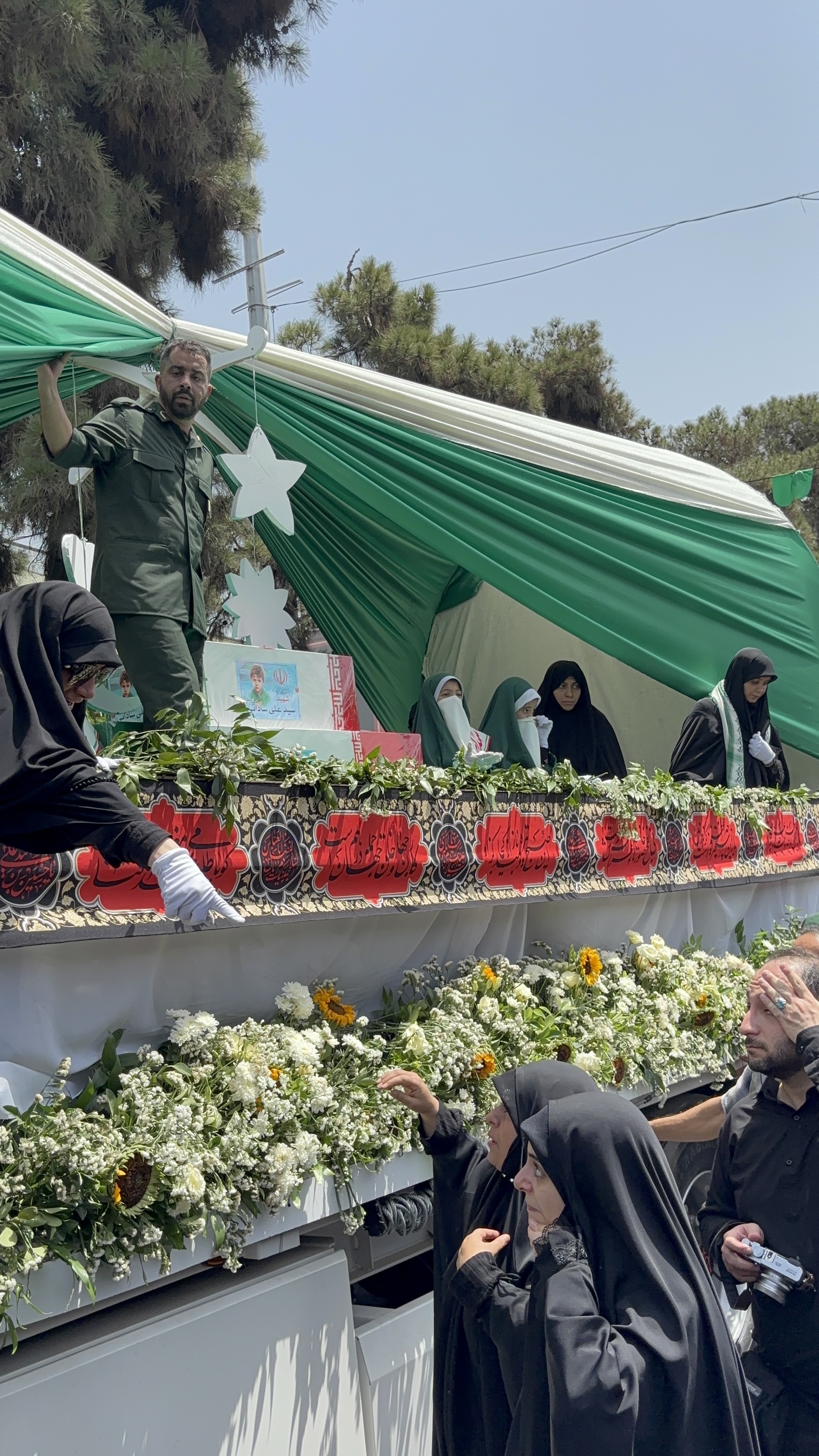 وداع با شکوه تهرانی ها با شهدای حمله رژیم صهیونیستی/ در حال تنظیم وداع با شکوه تهرانی ها با شهدای حمله رژیم صهیونیستی/ در حال تنظیم