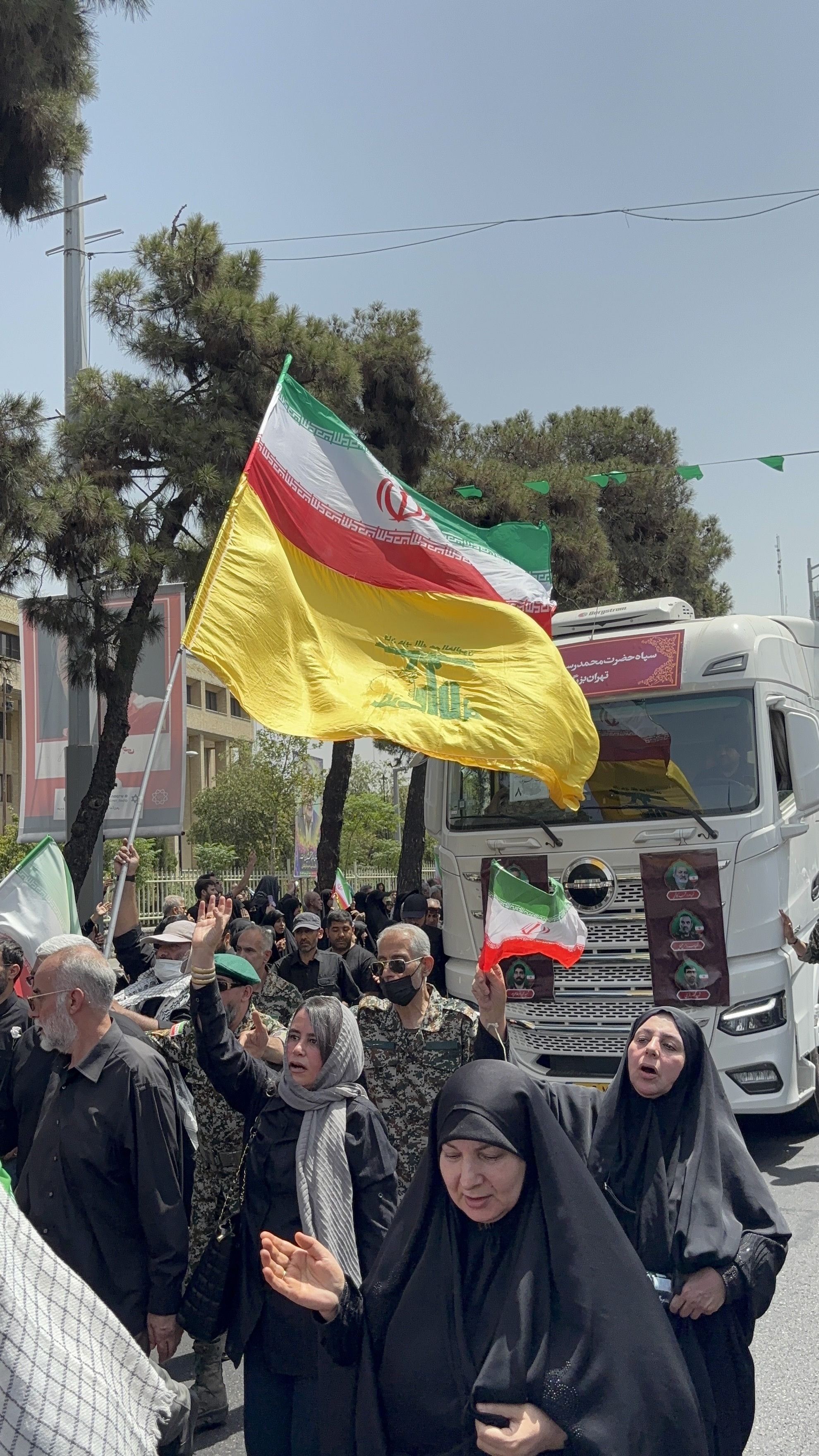 وداع با شکوه تهرانی ها با شهدای حمله رژیم صهیونیستی/ در حال تنظیم وداع با شکوه تهرانی ها با شهدای حمله رژیم صهیونیستی/ در حال تنظیم