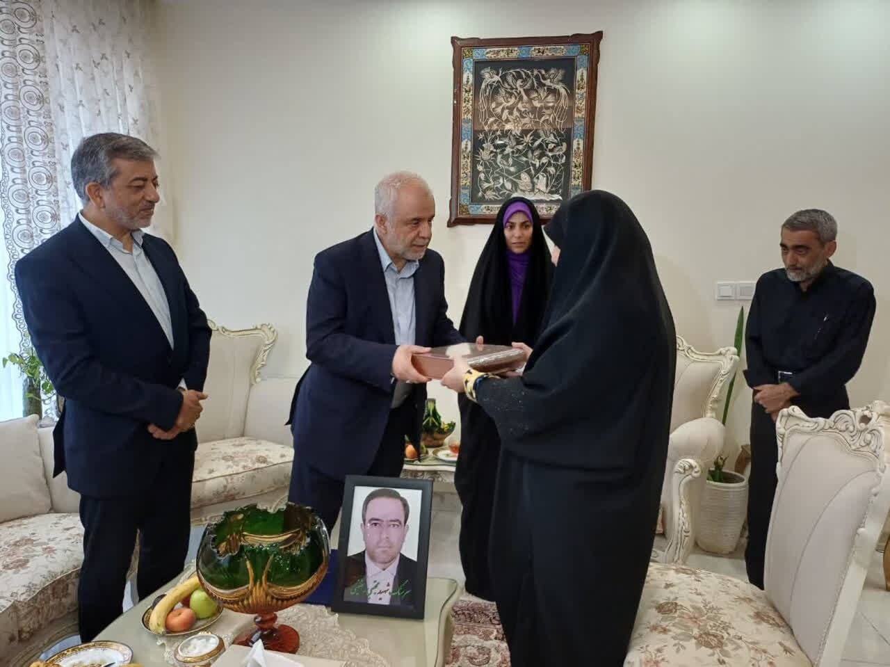 آغاز تدوین دایرةالمعارف شهدای جنگ ۱۲ روزه/ خدمت به خانوادههای شهدا، افتخاری بزرگ است آغاز تدوین دایرةالمعارف شهدای جنگ ۱۲ روزه/ خدمت به خانوادههای شهدا، افتخاری بزرگ است