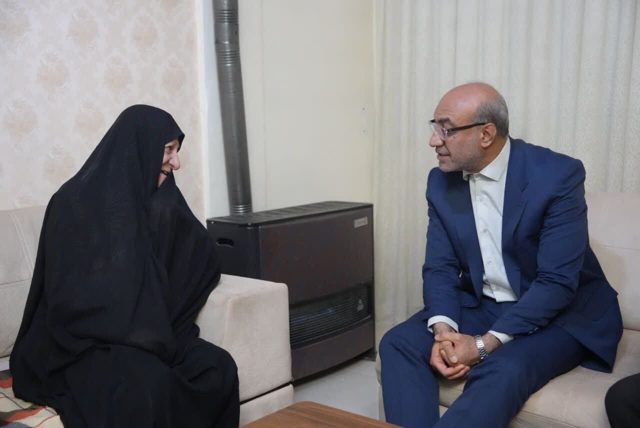 تکریم خانوادههای شهدا و ایثارگران تجدید عهد با آرمانهای انقلاب اسلامی است تکریم خانوادههای شهدا و ایثارگران تجدید عهد با آرمانهای انقلاب اسلامی است