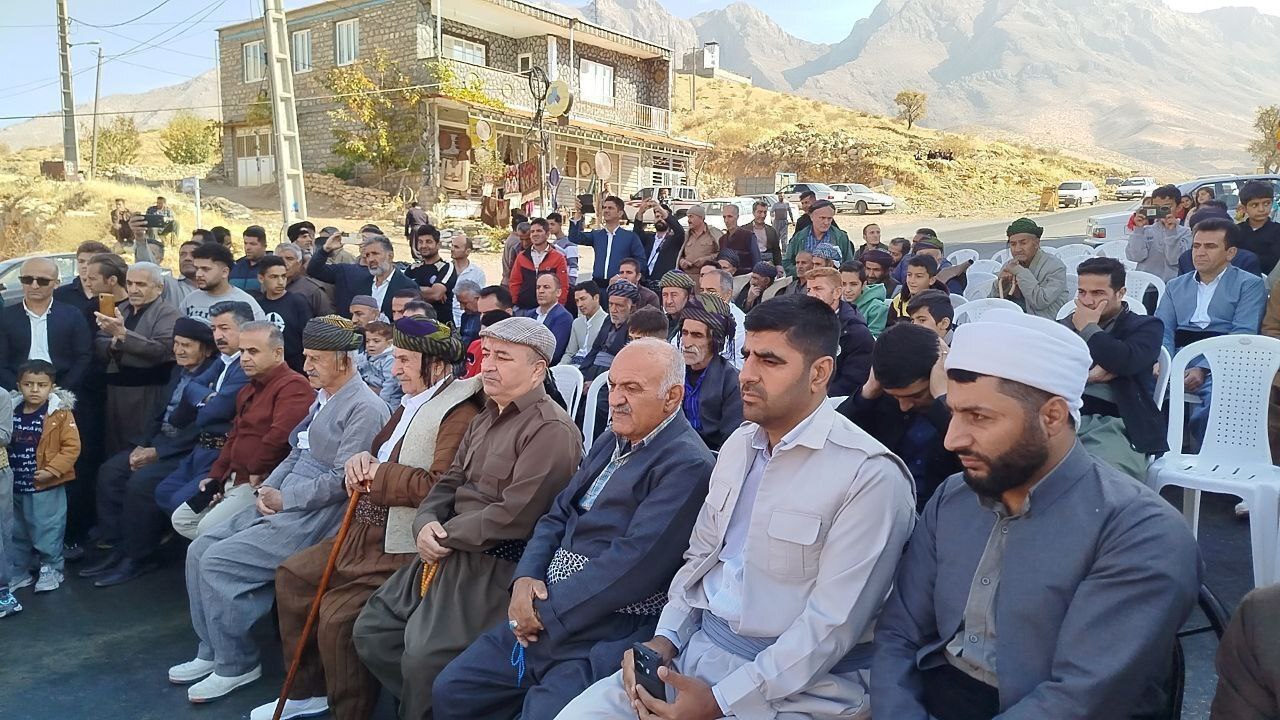 رونمایی از سردیس ماموستا حسن خاور درکی در زادگاهش / ادای احترام به پیشکسوت موسیقی هورامان با حضور ماموستا عثمان هورامی + تصاویر رونمایی از سردیس ماموستا حسن خاور درکی در زادگاهش / ادای احترام به پیشکسوت موسیقی هورامان با حضور ماموستا عثمان هورامی + تصاویر