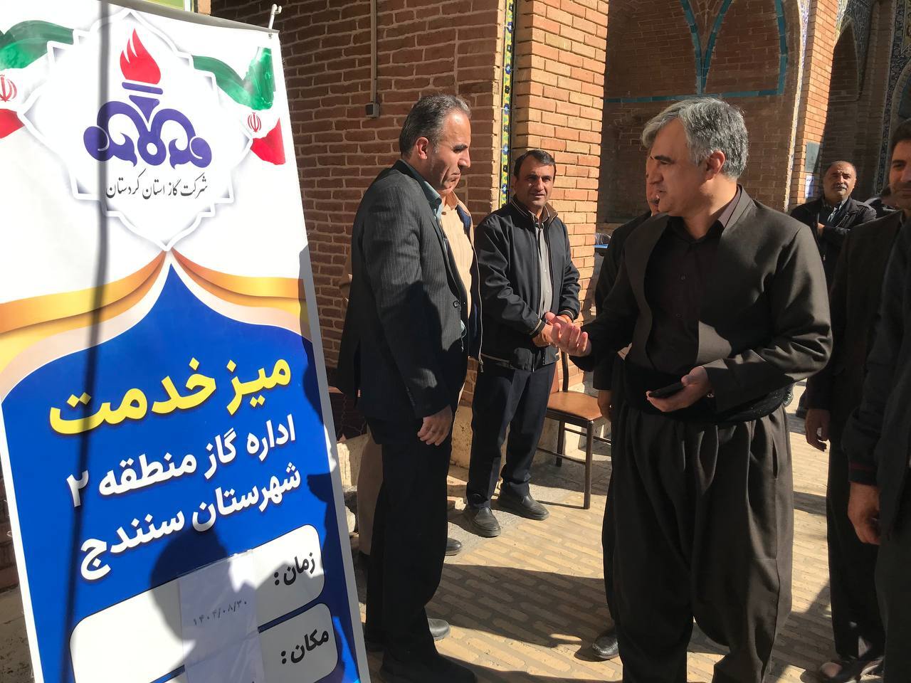 میز خدمت ادارات سنندج در مسجد جامع برپا شد؛ رسیدگی مستقیم به مطالبات مردم در هفته بسیج میز خدمت ادارات سنندج در مسجد جامع برپا شد؛ رسیدگی مستقیم به مطالبات مردم در هفته بسیج