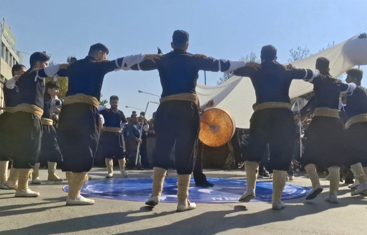 آغاز پرشور هجدهمین جشنواره بینالمللی تئاتر خیابانی مریوان با کارناوال شادی و حضور هنرمندان داخلی و خارجی آغاز پرشور هجدهمین جشنواره بینالمللی تئاتر خیابانی مریوان با کارناوال شادی و حضور هنرمندان داخلی و خارجی