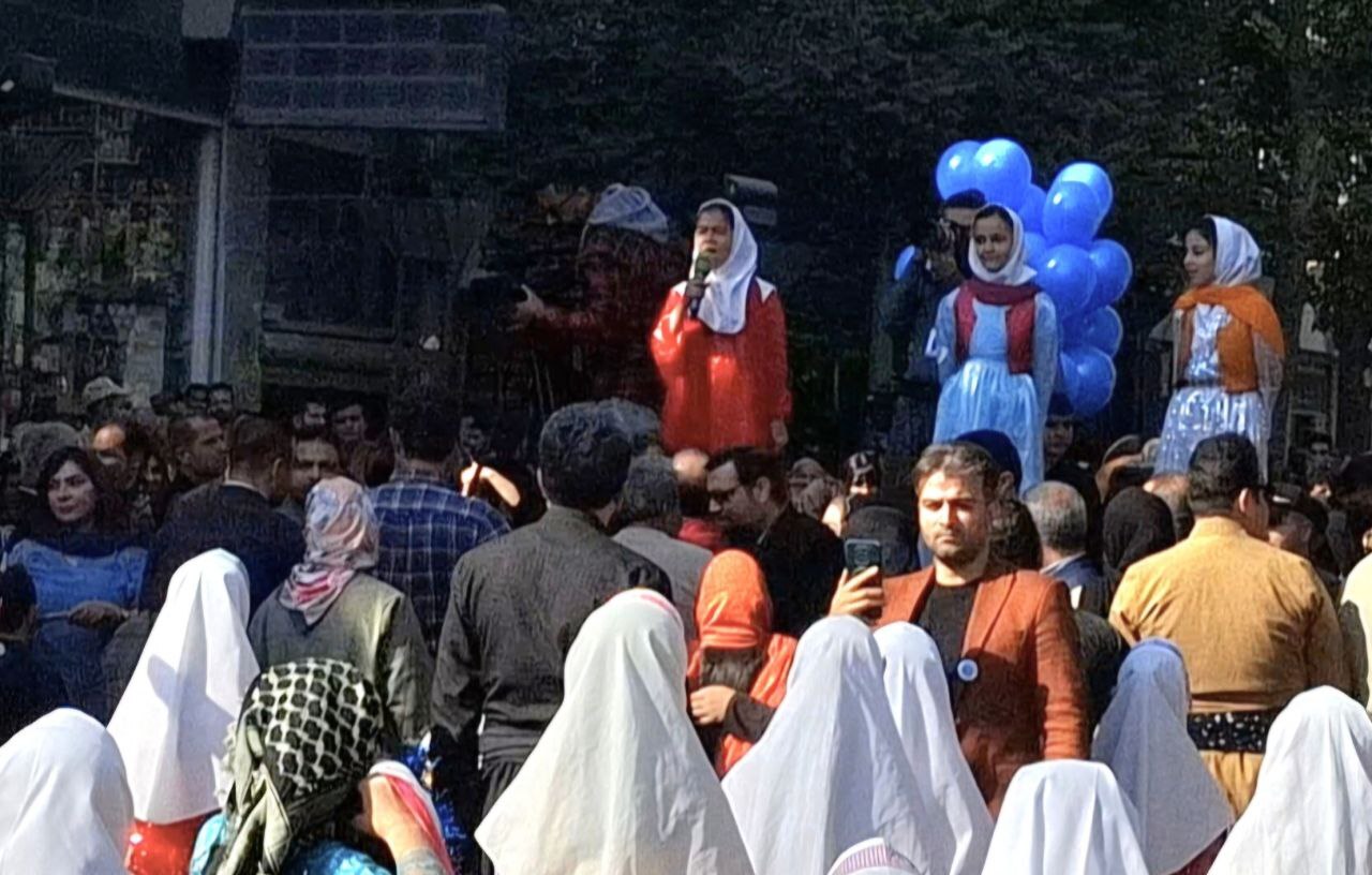 آغاز پرشور هجدهمین جشنواره بینالمللی تئاتر خیابانی مریوان با کارناوال شادی و حضور هنرمندان داخلی و خارجی آغاز پرشور هجدهمین جشنواره بینالمللی تئاتر خیابانی مریوان با کارناوال شادی و حضور هنرمندان داخلی و خارجی