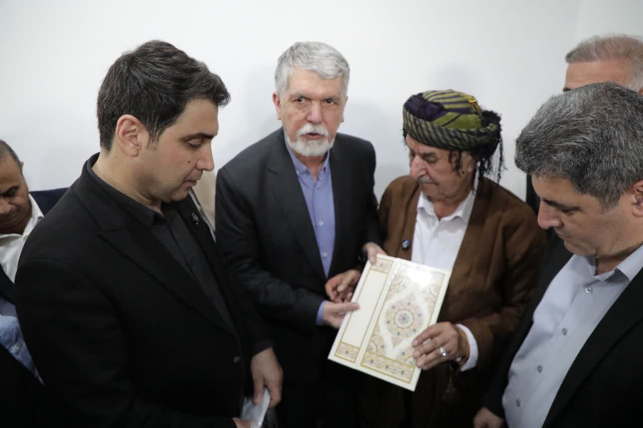 تجلیل وزیر فرهنگ و استاندار کردستان از استاد آواز هورامان، عثمان هورامی