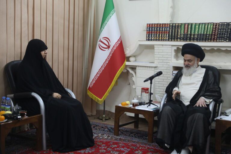 بانوان در خط مقدم مقابله با تهاجم فرهنگی قرار دارند