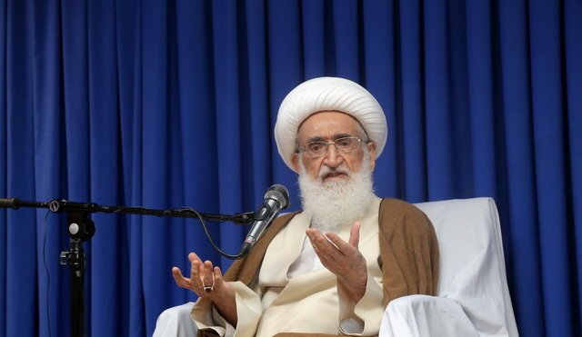 مسئولان مراقب باشند مدیون خون شهدا نشوند