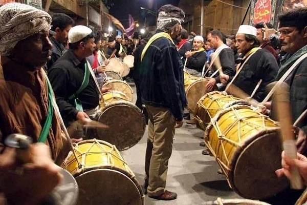 روایتی از شور و شعور دزفولی ها در دهه محرم/ از چلاب زنی تا پژواک چکاچک شمشیرها روایتی از شور و شعور دزفولی ها در دهه محرم/ از چلاب زنی تا پژواک چکاچک شمشیرها
