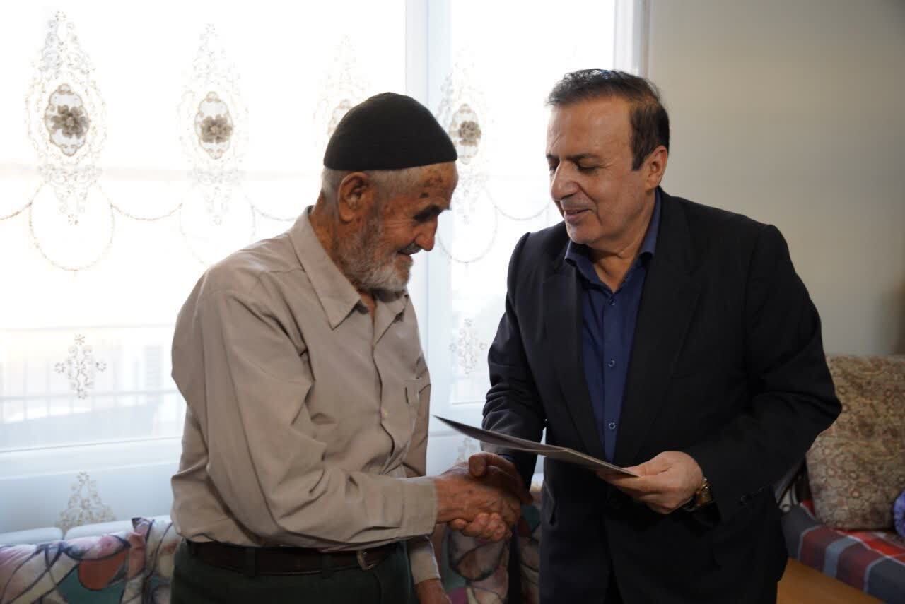 دیدار استاندار قزوین با خانواده امدادگر شهید «هادی احمدی» دیدار استاندار قزوین با خانواده امدادگر شهید «هادی احمدی»