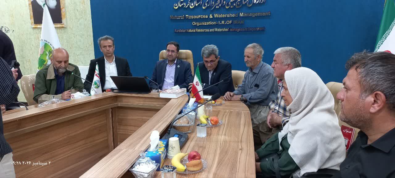 یک سال پس از داغ آبیدر؛ رئیس سازمان منابع طبیعی پای درد دل خانوادههای جانباختگان نشست یک سال پس از داغ آبیدر؛ رئیس سازمان منابع طبیعی پای درد دل خانوادههای جانباختگان نشست