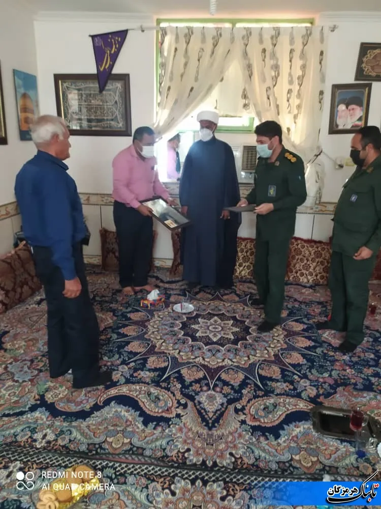 فرمانده سپاه و رییس بنیاد شهید حاجی آباد با خانواده شهید مدافع حرم دیدار کردند